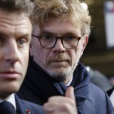 Le ministre de l'Agriculture français Marc Fesneau (à dr., avec le président Emmanuel Macron) a annoncé un geste pour les viticulteurs. KEYSTONE/EPA AFP POOL/LUDOVIC MARIN / POOL